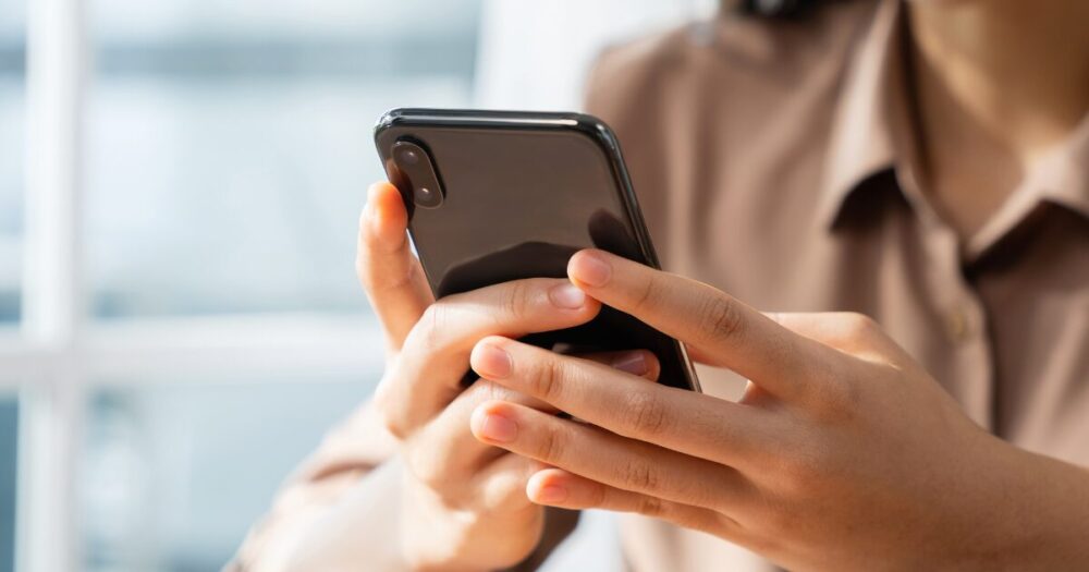 スマホを見る女性