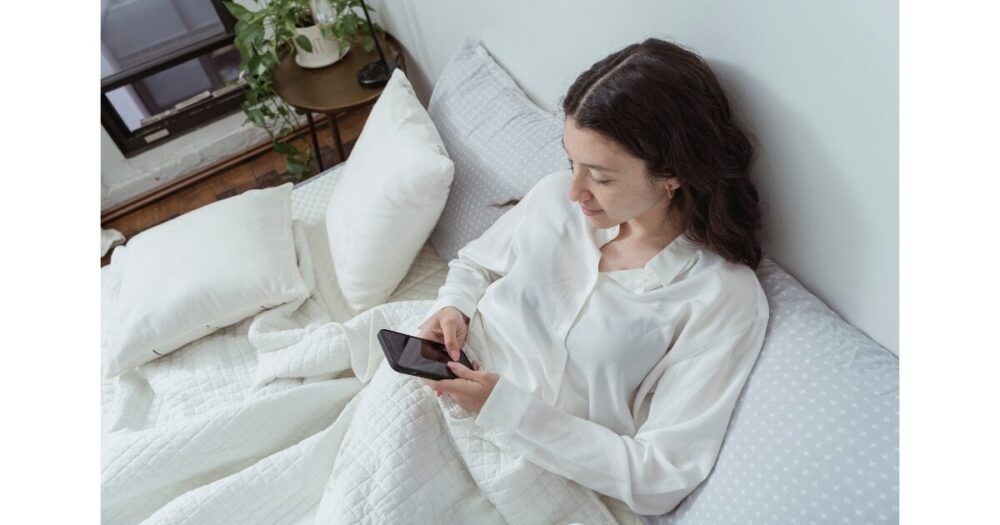 スマホを見る女性