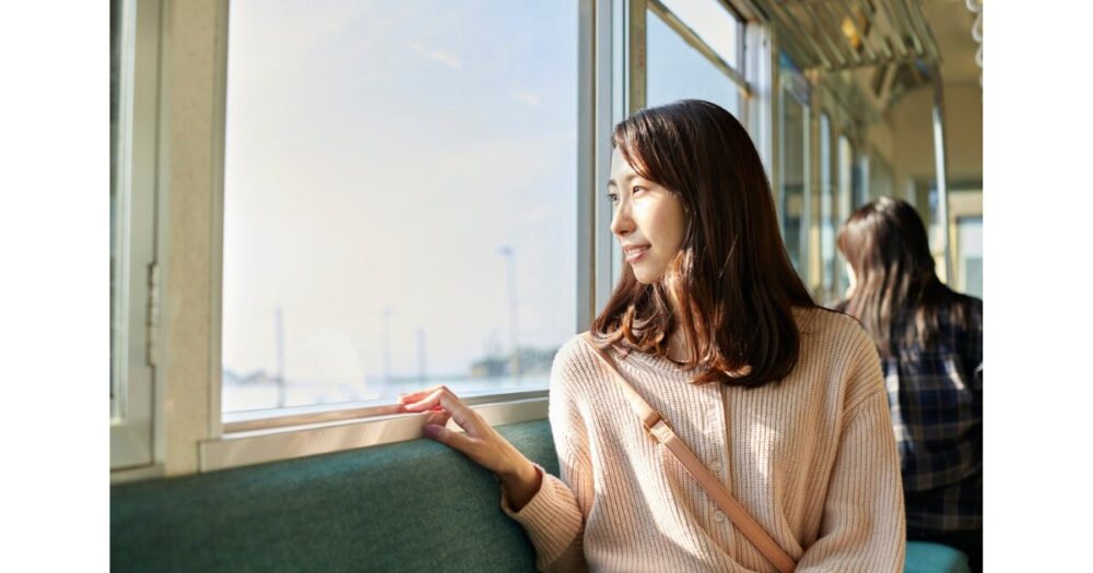 電車に乗る女性