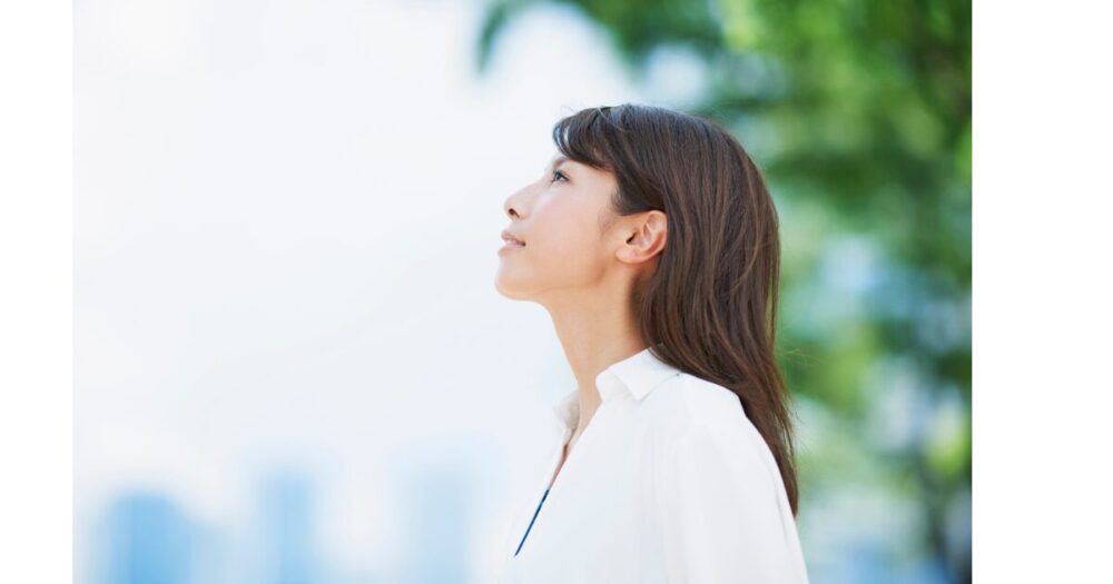 上を向く女性