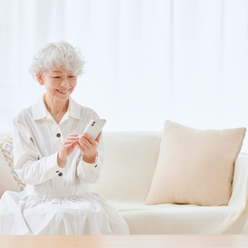スマホを見る女性