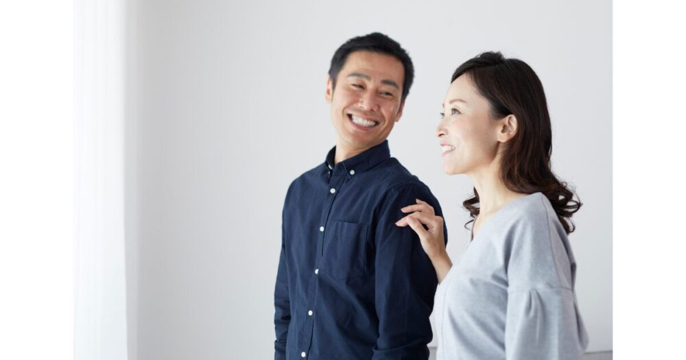 男性の肩に手をのせる女性